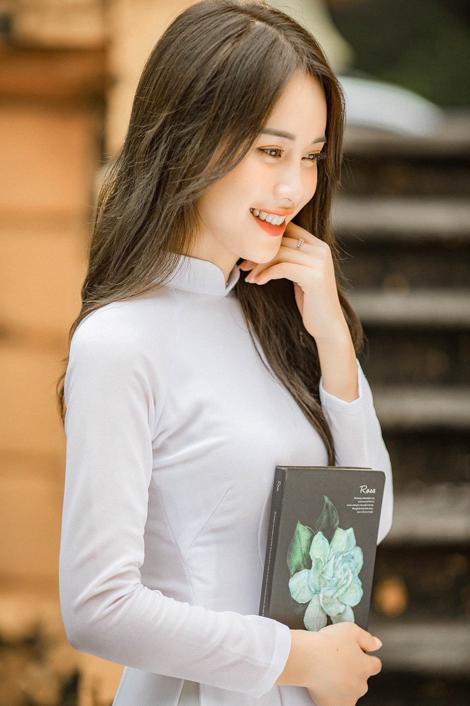 Á khôi Sinh viên Việt Nam 2016 duyên dáng trong bộ ảnh chia tay mái trường - 2 Bên cạnh đó, Mai Phương còn đạt danh hiệu Á khôi 2 Hoa khôi Ảnh Hà Nội, top 4 Gương mặt trang bìa Báo Hoa Học Trò.