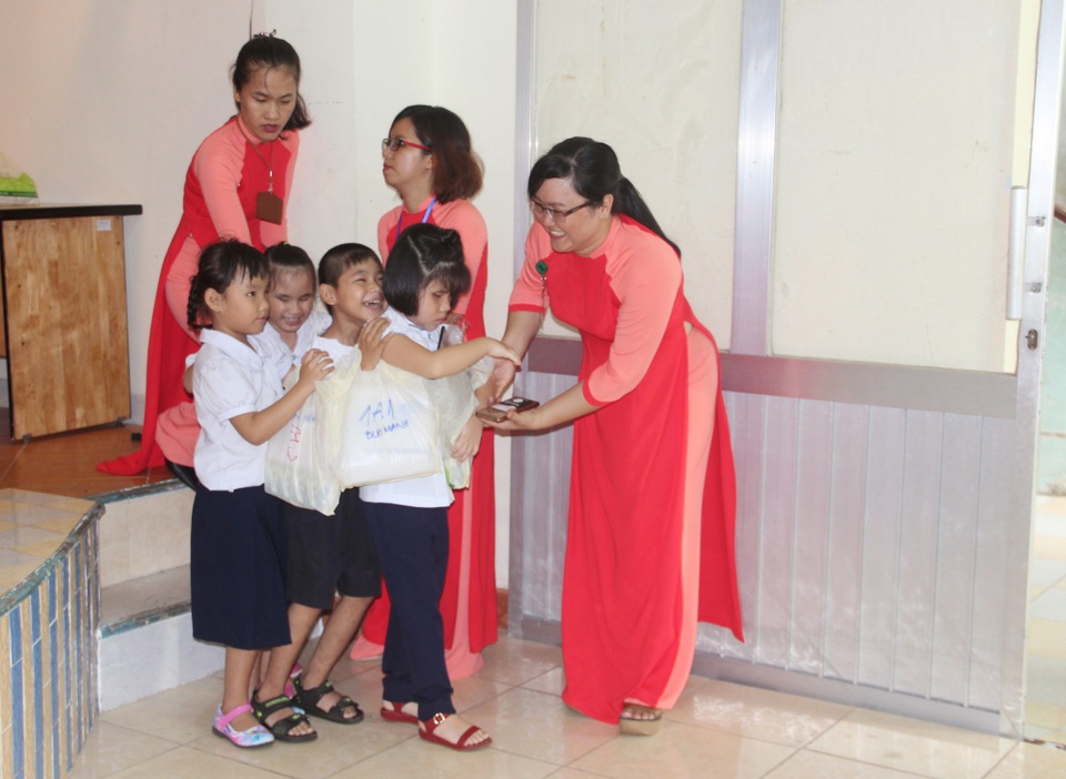 Tiết dạy đầu đời của cô giáo luôn là người "chào học sinh" trước - 3
Hiện, cô Thanh là giáo viên dạy Địa lý cho học sinh khiếm thị và khiếm thị đa tật.