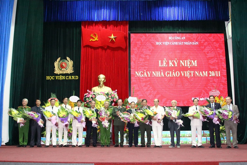 Học viện Cảnh sát nhân dân mít tinh kỷ niệm 36 năm ngày Nhà giáo Việt Nam - 1
Thượng tướng Nguyễn Văn Thành, Thứ trưởng Bộ Công an tặng hoa cho các cán bộ, giảng viên đã và đang giữ các chức vụ công tác tại Học viện qua các thời kì.
