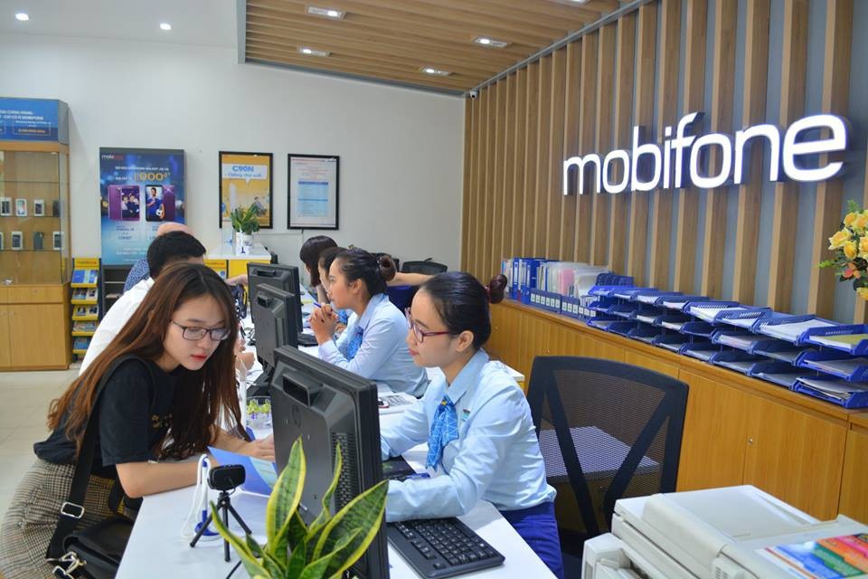 Chuyển mạng giữ số sang MobiFone, khách hàng may mắn nhận ngay cặp vé VIP xem AFF CUP - 2 Tư vấn viên chia sẻ thông tin với khách hàng về dịch vụ chuyển mạng giữ số
