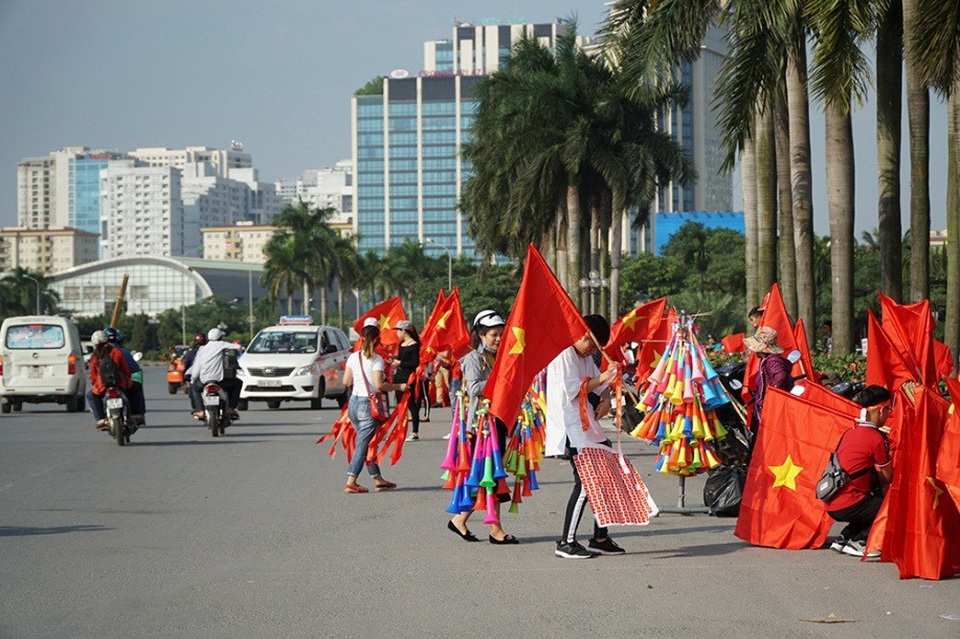 
Các mặt hàng chủ yếu là cờ đỏ sao vàng nhiều kích cỡ, áo, băng rôn, hình dán cờ trái tim, kèn...

