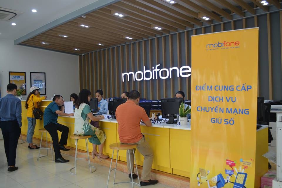 Chuyển mạng giữ số sang MobiFone, khách hàng may mắn nhận ngay cặp vé VIP xem AFF CUP - 3 Khá nhiều khách hàng đến cửa hàng tìm hiểu về dịch vụ trong ngày đầu triển khai
