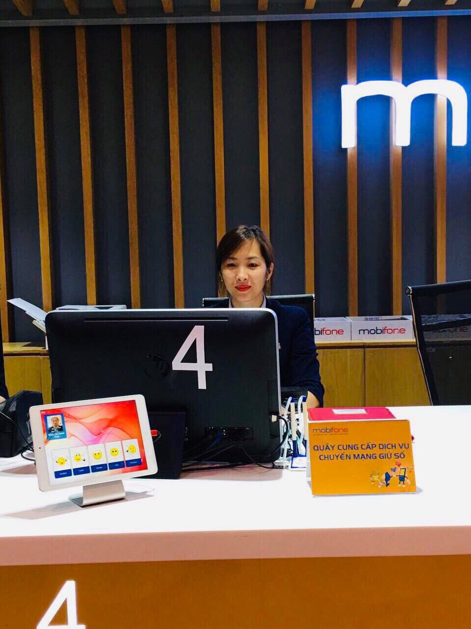 Chuyển mạng giữ số sang MobiFone, khách hàng may mắn nhận ngay cặp vé VIP xem AFF CUP - 4
MobiFone cũng đặt quầy cung cấp dịch vụ dành riêng cho khách hàng chuyển mạng giữ số