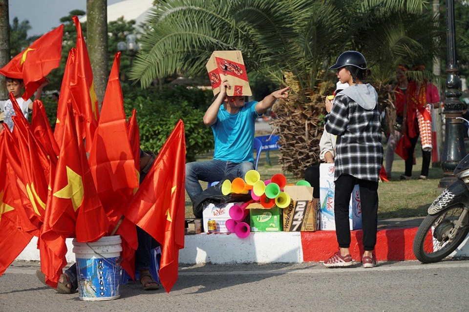 
Một chiếc cờ có giá 30.000 đồng, thêm cán 15.000 đồng. Cờ có kích cỡ lớn hơn giá 200.000 đồng.
