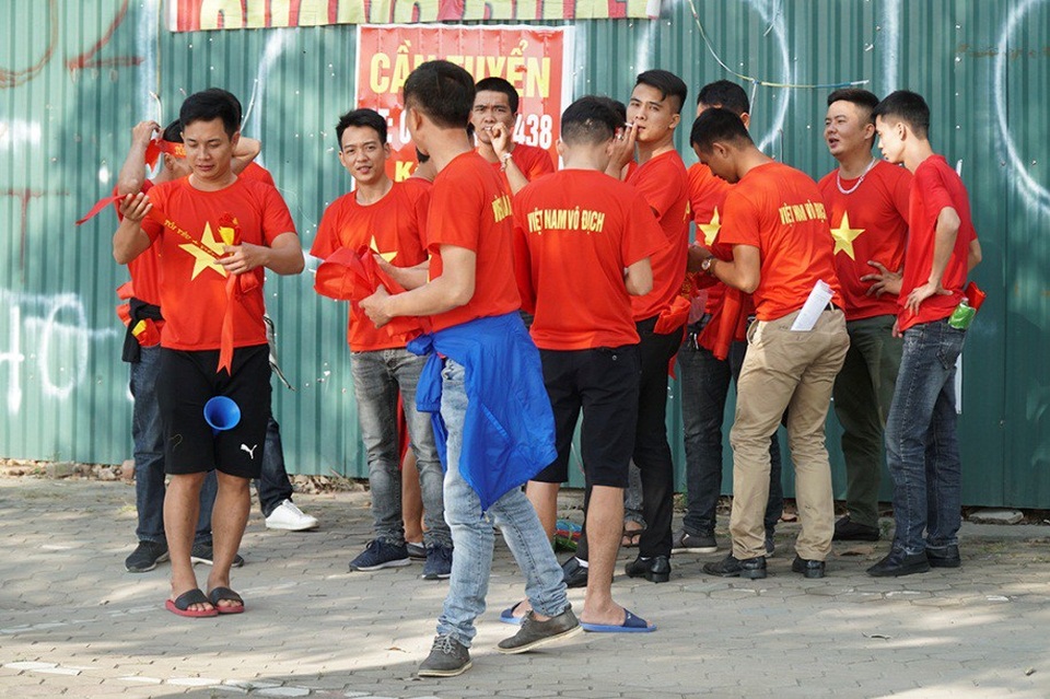 
Các cổ động viên từ Thái bình lên từ sớm, sẵn sàng tinh thần vào sân cổ vũ cho các cầu thủ
