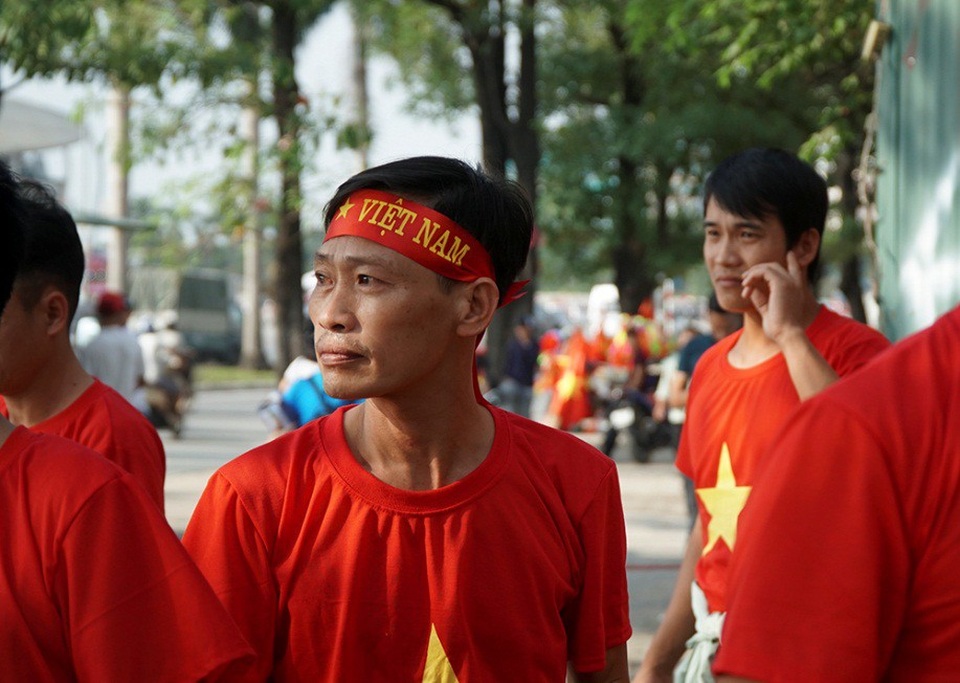 
“Chúng tôi thuê xe khách lên đến sân Mỹ Đình từ trưa nay, anh em trong đoàn đều hy vọng đội tuyển sẽ thi đấu hết mình, tỷ số cuối cùng sẽ là 3-0 nghiêng về đội nhà”, một cổ động viên đến từ Thái Bình cho biết.
