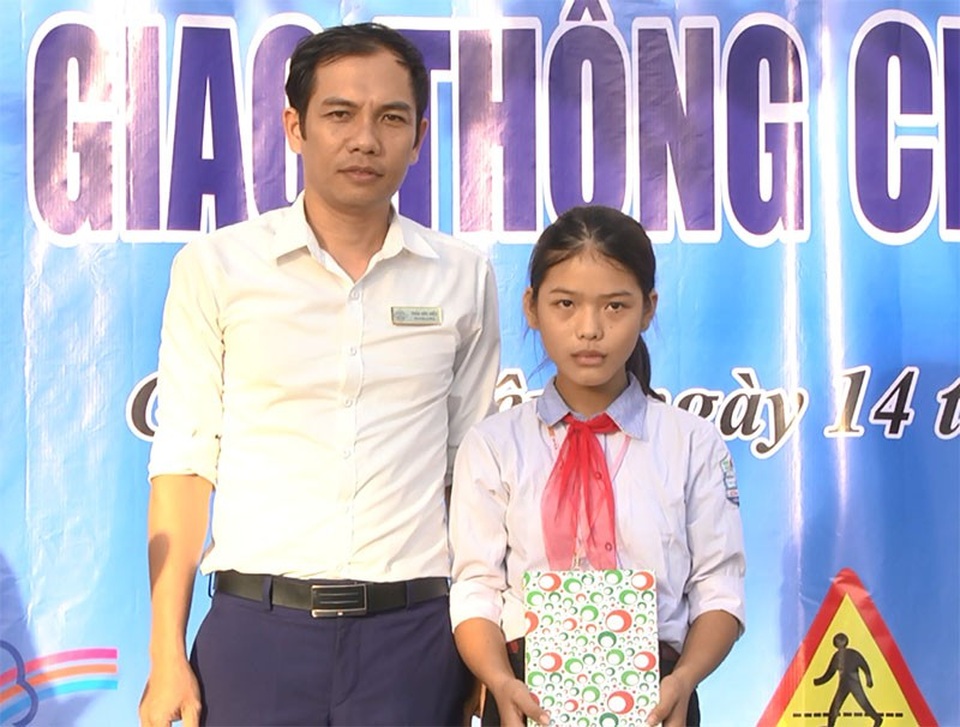Nhặt được 30 triệu đồng, cô học trò nghèo tìm người trả lại - 2 Nhà trường tặng quà động viên em Lâm.