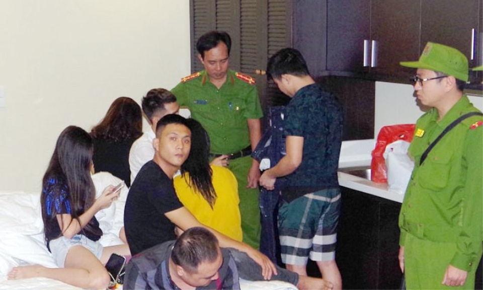 Bắt 7 “nam thanh, nữ tú” tổ chức sử dụng ma túy tại nhà nghỉ - 1 Lực lượng Công an kiểm tra hành chính bắt 7 đối tượng sử dụng ma túy đá tại nhà nghỉ (ảnh: Công an Hà Nam)