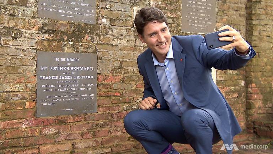 Khoảnh khắc "tự sướng" đặc biệt của Thủ tướng Canada tại Singapore - 1 Thủ tướng Canada Justin Trudeau (Ảnh: CNA)