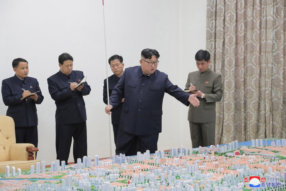 Vũ khí chiến thuật bí ẩn mất 7 năm phát triển của Triều Tiên - 1
Ông Kim Jong-un chỉ đạo hoạt động xây dựng tại Sinuiju. (Ảnh: Reuters)