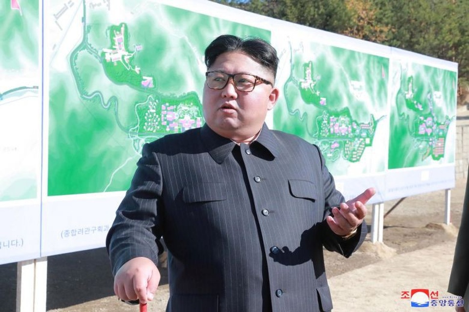 Triều Tiên bất ngờ tuyên bố thử thành công vũ khí công nghệ cao - 1
Nhà lãnh đạo Kim Jong-un thị sát một cơ sở xây dựng hồi tháng 10. (Ảnh: Reuters)