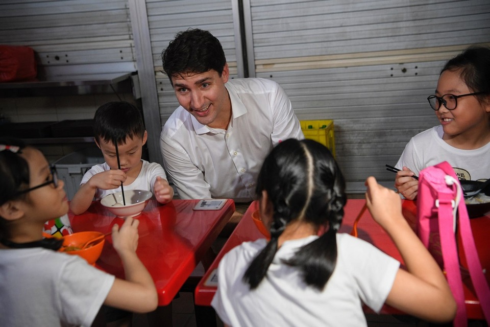 Thủ tướng Canada thưởng thức trà chanh, món ăn đường phố ở Singapore - 2
Thủ tướng Trudeau trò chuyện với các em nhỏ. (Ảnh: Straits Times)