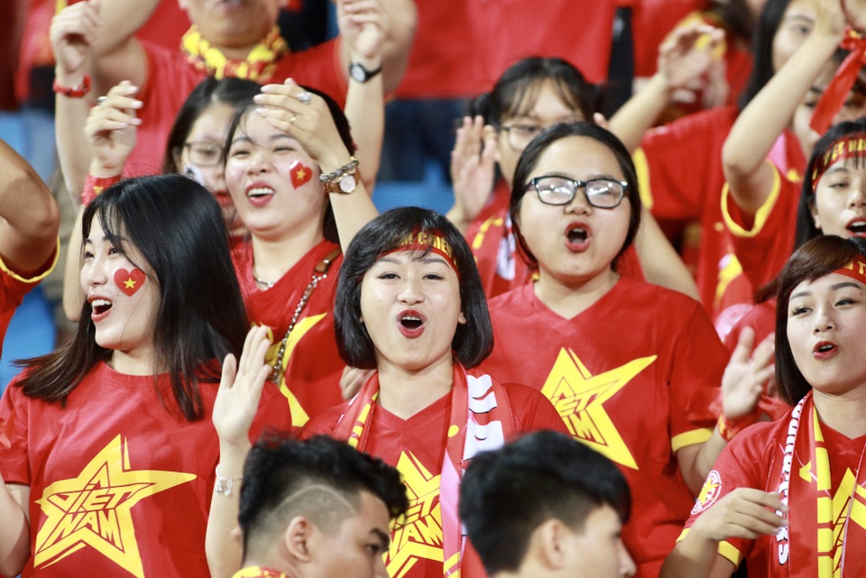 Việt Nam 2-0 Malaysia: Công Phượng, Anh Đức chói sáng - 21
Nhiều cổ động viên đến sân là nữ, nhằm cổ vũ cho đoàn quân HLV Park Hang Seo - Ảnh: Gia Hưng