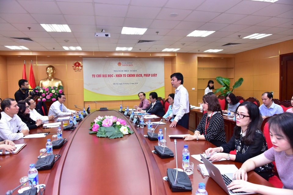 Có gỡ bỏ được rào cản “ngáng chân” đại học thực hiện tự chủ? - 1
Các đại biểu tham dự buổi tọa đàm