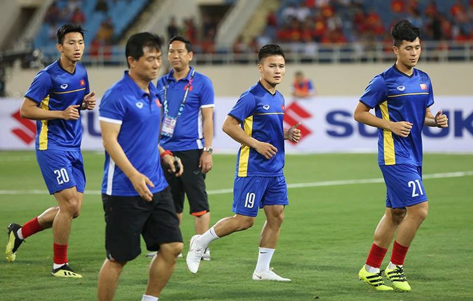 Việt Nam 2-0 Malaysia: Công Phượng, Anh Đức chói sáng - 15
Văn Hậu, Quang Hải, Đình Trọng khởi động trước trận đấu - Ảnh: An An
