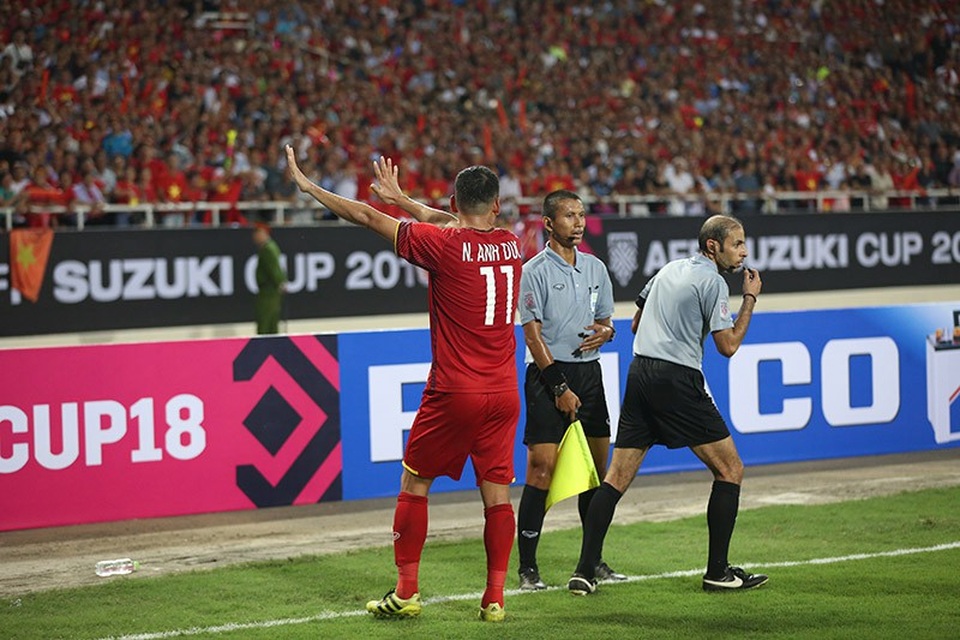 Anh Đức lý giải vì sao ngăn cản CĐV ném chai lọ xuống sân - 1 
Anh Đức cố gắng ngăn chặn sự tức giận của cổ động viên Việt Nam