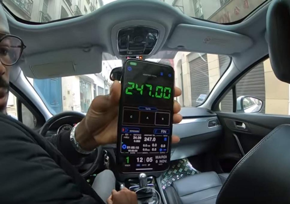 Từ chối trả tiền taxi giá cao, cặp đôi du khách nước ngoài bị tài xế nhốt trong xe - 1 Du khách người Thái gặp phải taxi dù ở Paris