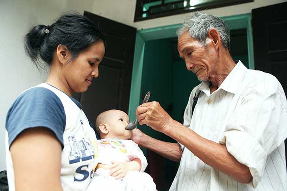 Những chuyện tình “bác, cháu” gây “sốt” dư luận, giờ ra sao? - 1 Đến nay, cặp đôi lệch tuổi này đã có với nhau 3 người con.