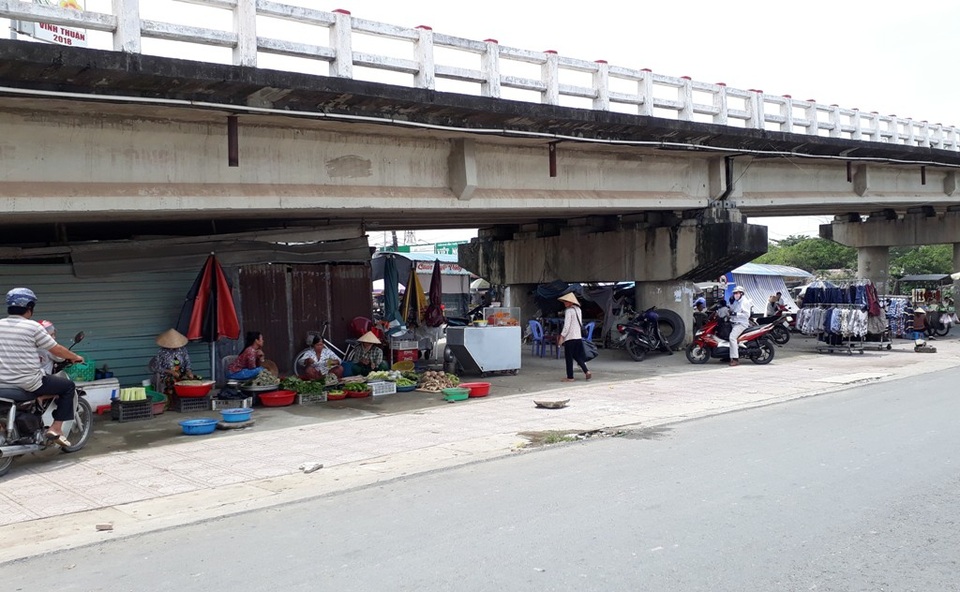 Gầm cầu Vĩnh Thuận, thị trấn Vĩnh Thuận là nơi nhiều mảnh đời khốn khó tá túc rồi trút hơi thở sau cùng đã được ông Ngô Thanh Liêm vận động giúp đỡ.