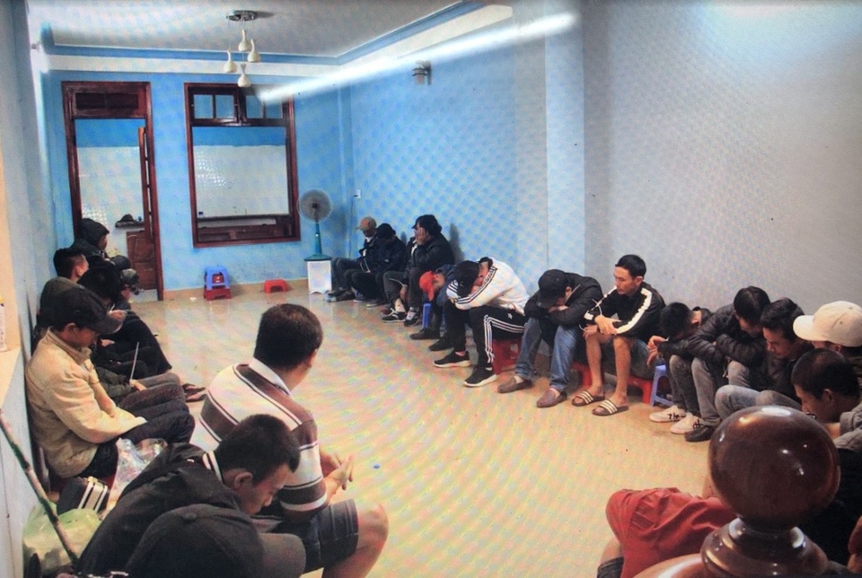 Triệt phá ổ bạc, thu giữ nhiều tiền mặt và hung khí nguy hiểm - 1 Các đối tượng bị công an bắt giữ tại sòng bài