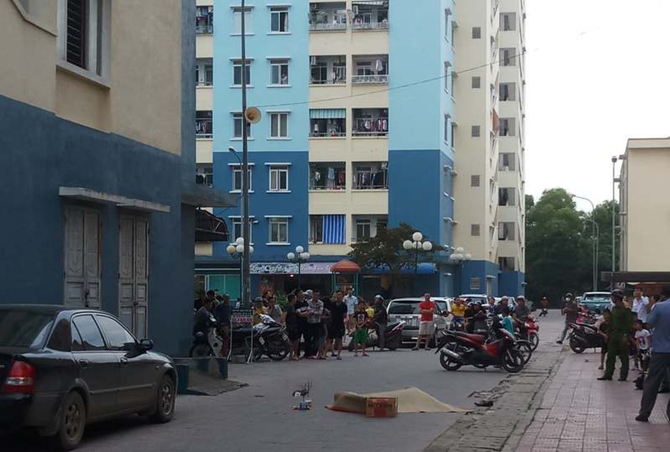 Rơi từ chung cư cao tầng, một người tử vong - 1
Hiện trường xảy ra sự việc.