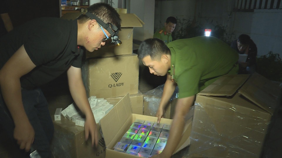 Phát hiện gần 1.500 sản phẩm mỹ phẩm không rõ nguồn gốc đang tuồn ra thị trường tiêu thụ - 1 Gần 1.500 sản phẩm mỹ phẩm không rõ nguồn gốc đang được đưa ra thị trường tiêu thụ