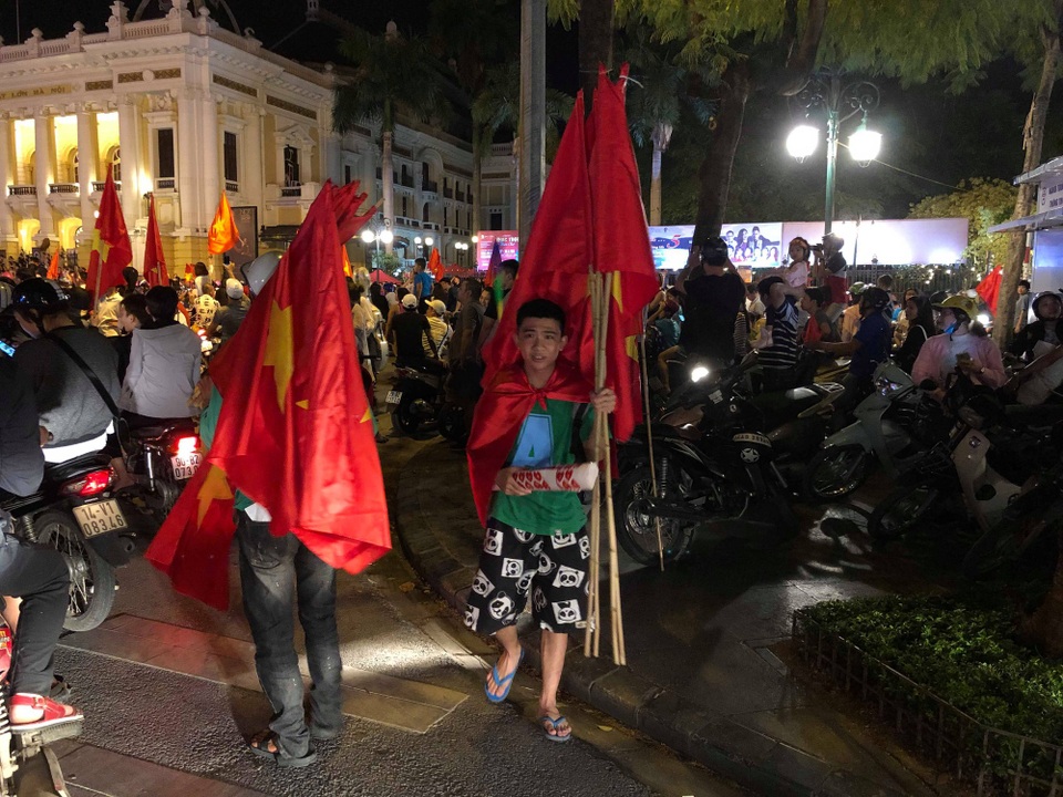 Dân bán đồ cổ vũ bóng đá than "bán chậm" dù tuyển Việt Nam thắng Malaysia - 2 Có quá nhiều người bán cờ Tổ quốc nên sức bán cũng không được nhiều như những lần trước đây. (Ảnh: Hồng Vân)