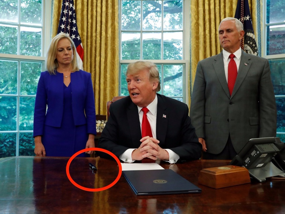 Khác với người tiền nhiệm thường đặt nhiều đồ vật lên bàn làm việc ở phòng Bầu Dục, ông Trump để rất ít đồ vật trên bàn và cây bút dạ Sharpie là một trong những vật dụng hiếm hoi trong số đó (Ảnh: Reuters)