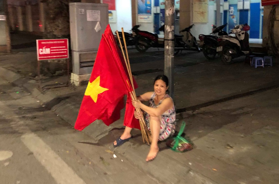 Dân bán đồ cổ vũ bóng đá than "bán chậm" dù tuyển Việt Nam thắng Malaysia - 1
Nhiều người bán đồ cổ vũ bóng đá sau trận Việt Nam thắng Malaysia cho biết lần này bán ế hơn nhiều so với những lần trước. (Ảnh: Hồng Vân)