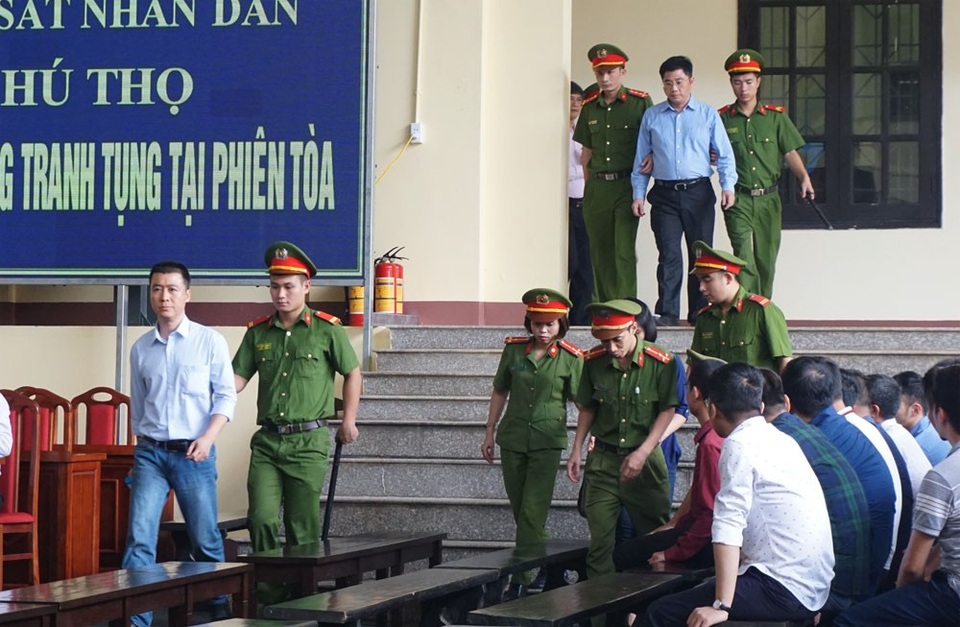 Ông "trùm" Phan Sào Nam khai về số tiền siêu "khủng" hưởng lợi - 1 Bị cáo Phan Sào Nam (đi trước) vào phòng xử án chiều 17/11.