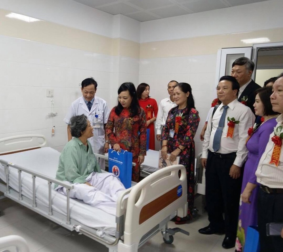 Bộ trưởng chỉ đạo tăng tỉ lệ sử dụng thuốc y học cổ truyền - 2 Bộ trưởng Tiến thăm, tặng quà bệnh nhân đang điều trị tại Trung tâm.