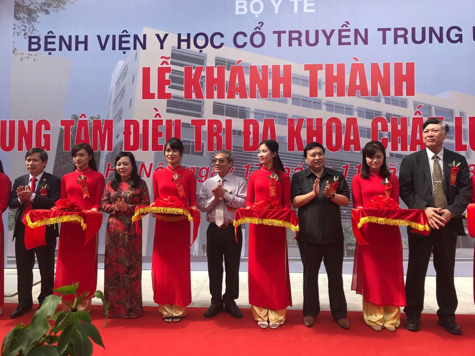 Bộ trưởng chỉ đạo tăng tỉ lệ sử dụng thuốc y học cổ truyền - 1 Bộ trưởng Bộ Y tế tham gia cắt băng khánh thành, đưa vào sử dụng Trung tâm điều trị đa khoa chất lượng cao, BV Y học cổ truyền T.W.