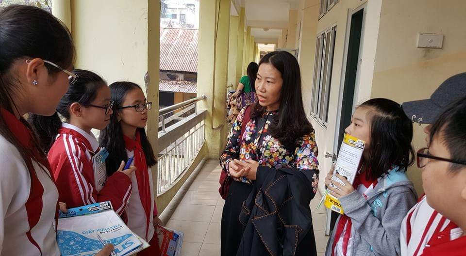 Cô giáo từng khóc vì áp lực nghề giáo: “Hãy cởi trói cho chúng tôi” - 2
Cô Thảo cùng các học sinh (Ảnh: Facebook nhân vật)