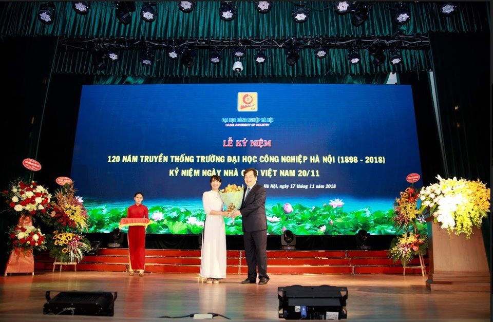 Trường Đại học Công nghiệp Hà Nội kỷ niệm 120 năm truyền thống - 2 Sinh viên tặng hoa chúc mừng nhà trường nhân lễ kỷ niệm 120 năm và ngày nhà giáo Việt Nam.