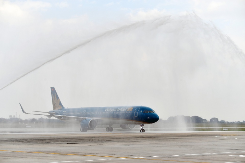 Phun vòi rồng đón máy bay A321neo hiện đại của Vietnam Airlines - 1 Nghi thức phun nước chào mừng tàu bay mới