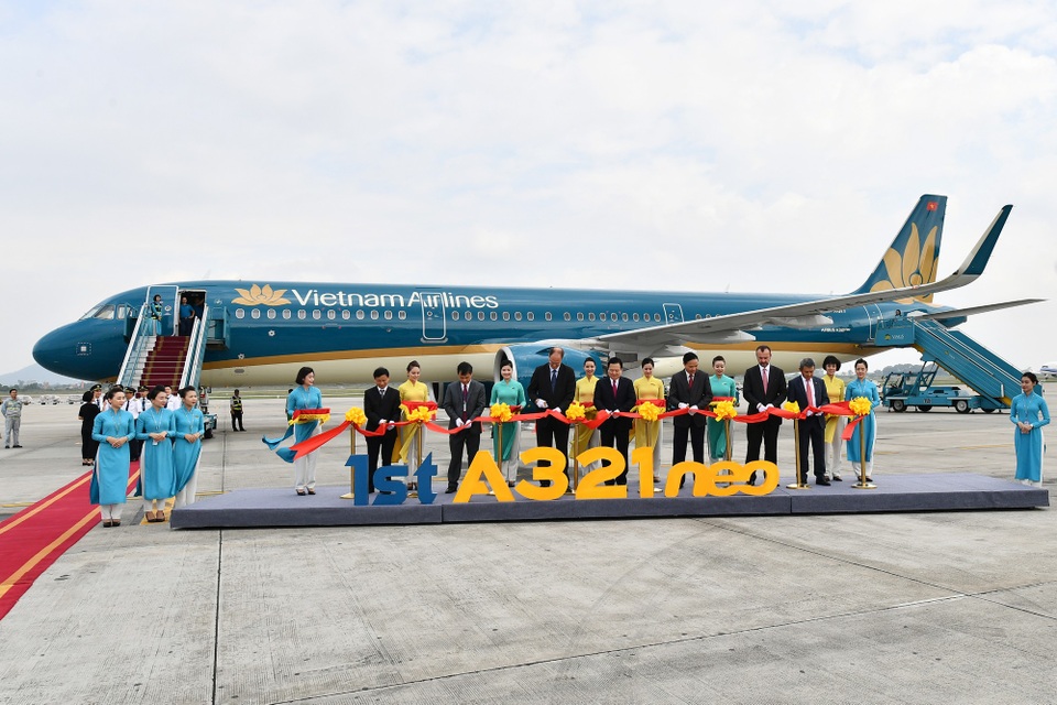 Phun vòi rồng đón máy bay A321neo hiện đại của Vietnam Airlines - 2 Các đại biểu thực hiện nghi lễ cắt băng chào mừng tàu bay A321neo