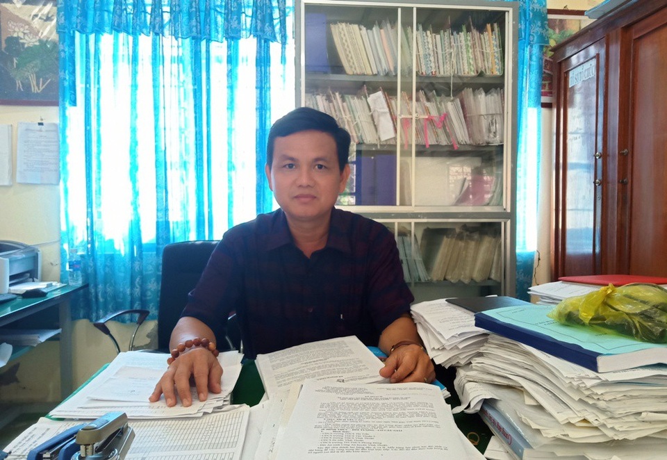 Giáo viên lên Facebook, Zalo kêu gọi nhà hảo tâm giúp đỡ học sinh nghèo - 1
Khi nắm bắt được nhiều học sinh của trường có hoàn cảnh khó khăn, thầy Mai Văn Hùng - Hiệu trưởng trường TH và THCS Phong Đông cùng thành viên BGH quyết định thành lập Ban vận động thực hiện chương trình Tiếp sức đến trường, giúp các học trò nghèo.
