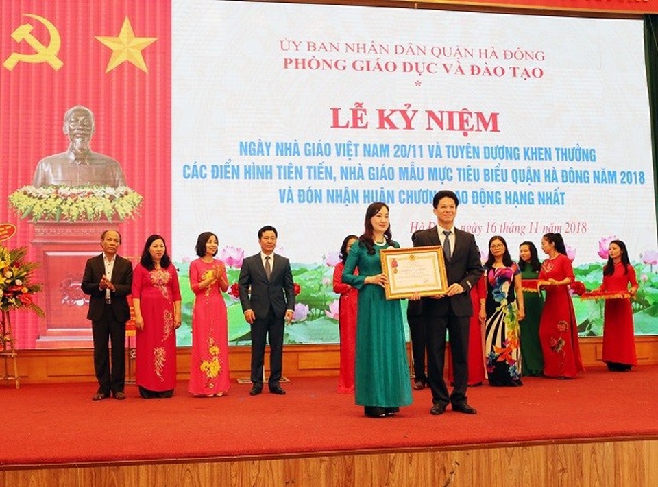 Phòng GD&ĐT quận Hà Đông nhận Huân chương Lao động hạng Nhất - 1
Lãnh đạo phòng GD&ĐT quận Hà Đông đón nhận Huân chương lao động hạng Nhất