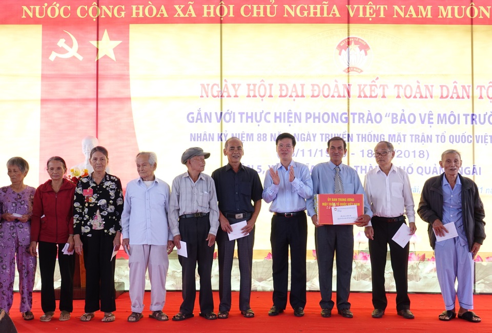 Trưởng Ban Tuyên giáo Trung ương dự "Ngày hội Đại đoàn kết toàn dân tộc" - 3 Trưởng Ban Tuyên giáo Trung ương Võ Văn Thưởng tặng quà cho Ban công tác Mặt trận và 10 hộ gia đình chính sách tiêu biểu.