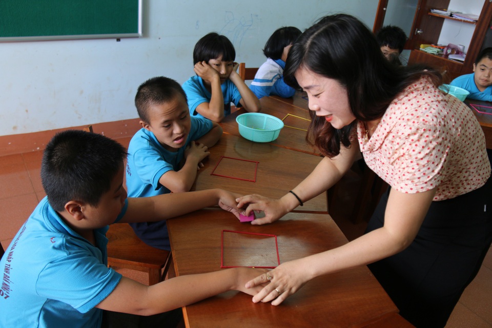Nghẹn lòng tâm sự của cô giáo luôn “đánh vật” với học sinh - 6 Tình cảm của những giáo viên dành cho trẻ khuyết tật