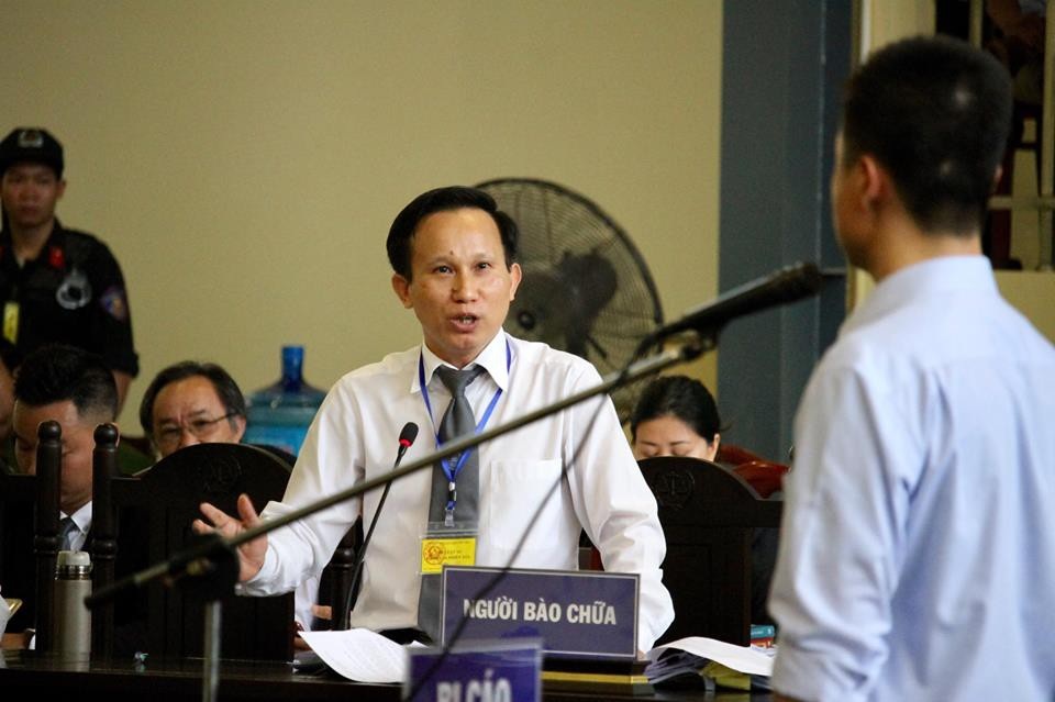 Ông "trùm" Phan Sào Nam khai về số tiền siêu "khủng" hưởng lợi - 3 Luật sư Hướng hỏi bị cáo Phan Sào Nam.
