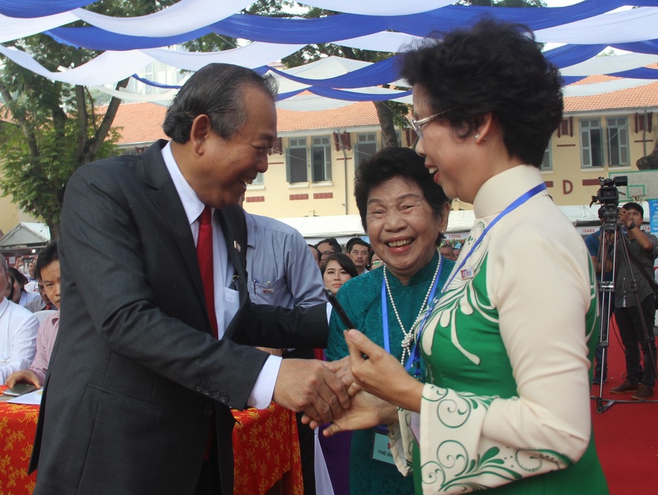 Phó Thủ tướng Trương Hòa Bình xúc động trở về trường cũ dự lễ kỷ niệm 100 năm thành lập - 2 Phó Thủ tướng Trương Hòa Bình gặp lại bạn bè cũ ra trường cách đây 40 năm
