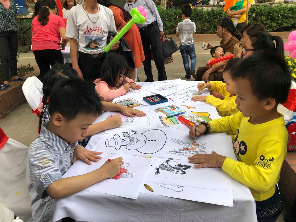 Tỉ lệ sinh non, nhẹ cân ngày càng gia tăng - 2 Các em bé sinh non tháng hiện phát triển tốt, nhiều trẻ thể chất đạt như các bạn sinh đủ tháng.