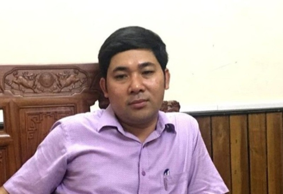 Đình chỉ chức vụ giám đốc ban quản lý dự án “vòi” tiền doanh nghiệp - 1 Ông Lê Văn Tuyên, Giám đốc Ban quản lý dự án huyện Hà Trung đã bị đình chỉ chức vụ.