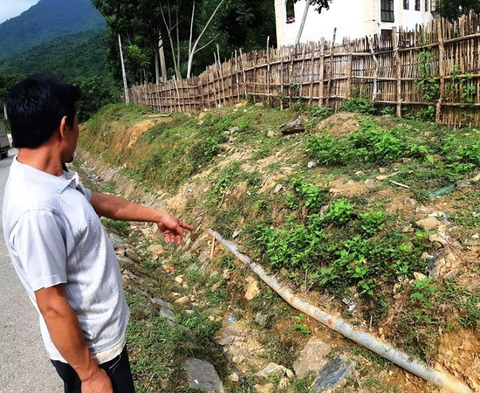 Thầy trò vùng biên băng rừng để dẫn nguồn nước về sinh hoạt - 7 Nguyên nhân của việc thiếu nguồn nước là do đường ống dẫn nước bị hư hỏng nhưng không được sửa chữa.