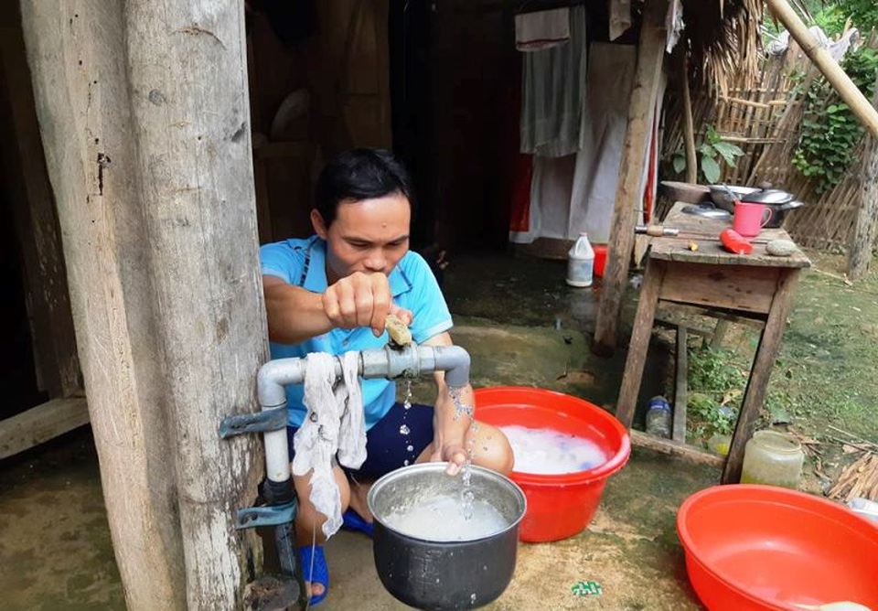 Thầy trò vùng biên băng rừng để dẫn nguồn nước về sinh hoạt - 5 Cuộc sống của thầy cô, học sinh bị ảnh hưởng nặng nề do nguồn nước không ổn định.