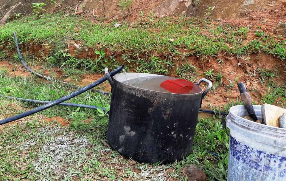 Thầy trò vùng biên băng rừng để dẫn nguồn nước về sinh hoạt - 6
Người dân phải sử dụng xoong nồi để trữ nước.