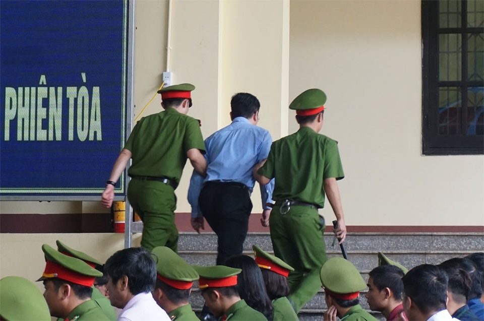 “Bóng hồng” trong vụ án đánh bạc nghìn tỷ khai gì tại tòa? - 5 Cách ly bị cáo Nguyễn Văn Dương ra khỏi phòng xử án.