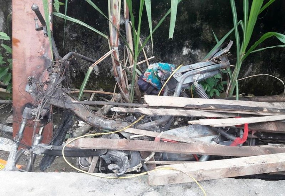 Đi ăn tối về, bàng hoàng phát hiện nhà mình cháy dữ dội - 2 Đi ăn tối về, bàng hoàng phát hiện nhà mình cháy dữ dội - 2