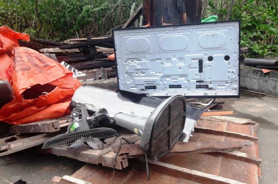 Đi ăn tối về, bàng hoàng phát hiện nhà mình cháy dữ dội - 3 Nhiều tài sản có giá trị trong nhà như: Xe máy, ti vi, tủ lạnh…đã bị thiêu rụi, ước tính thiệt hại khoảng 100 triệu đồng.